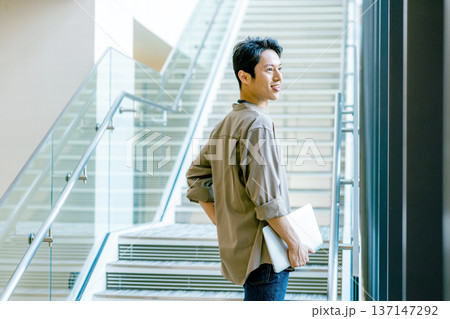 オフィスの廊下にいるミドル男性 137147292