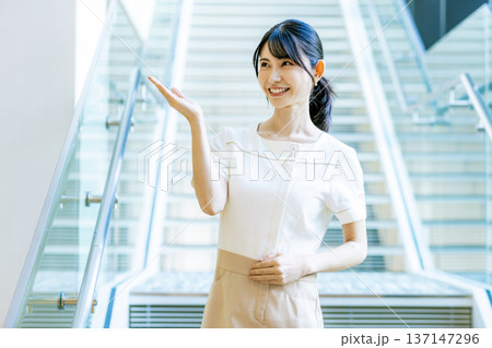 エステティシャン　女性 137147296