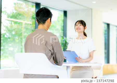 相談する男性と若い女性 相談する男性と若い女性 137147298