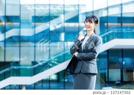 スーツを着たビジネスウーマン スーツを着たビジネスウーマン 137147302