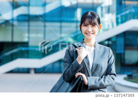 スーツを着たビジネスウーマン 137147305