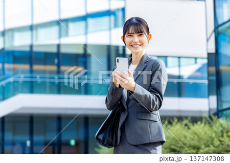 スマホで話すビジネスウーマン スマホで話すビジネスウーマン 137147308