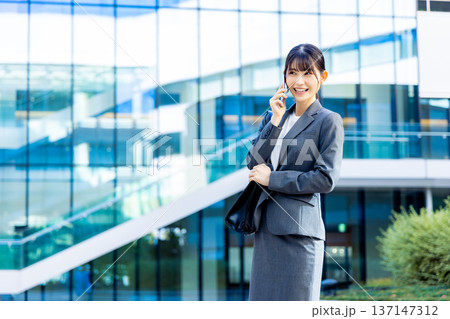 スマホで話すビジネスウーマン 137147312