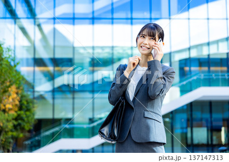 スマホで話すビジネスウーマン 137147313