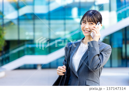 スマホで話すビジネスウーマン スマホで話すビジネスウーマン 137147314