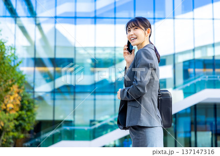 スマホで話すビジネスウーマン 137147316