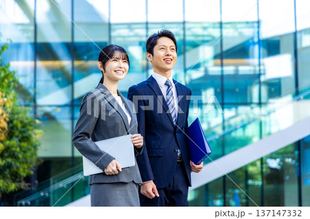 オフィスに並ぶビジネスウーマン 137147332