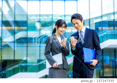 スマホを見るビジネスパーソン 137147335