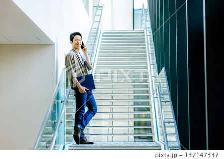 オフィスの廊下にいるミドル男性 137147337