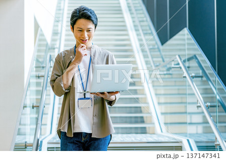 オフィスの廊下にいるミドル男性 137147341