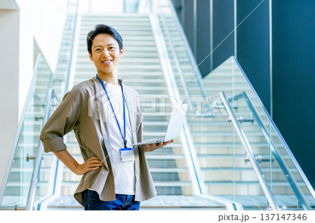 オフィスの廊下にいるミドル男性 137147346