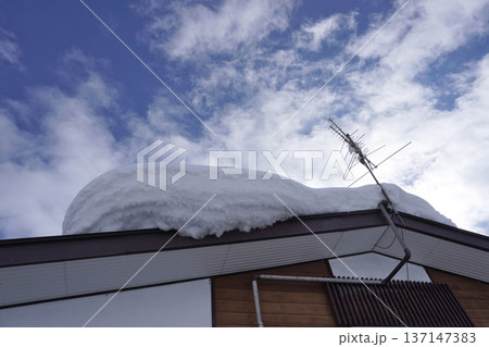 屋根の上の雪の塊15 屋根の上の雪の塊15 137147383