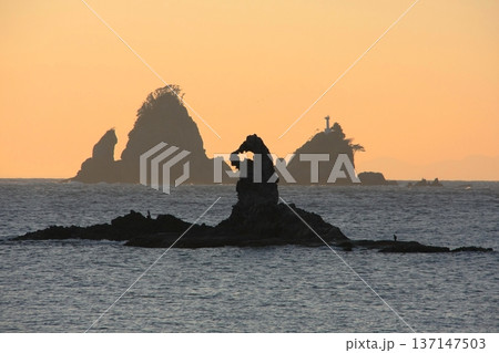 夕暮れのゴジラ岩 夕暮れのゴジラ岩 137147503