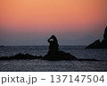 夕暮れのゴジラ岩 137147504
