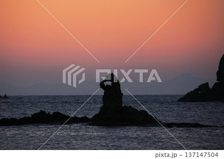 夕暮れのゴジラ岩 夕暮れのゴジラ岩 137147504