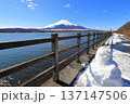 冬の山中湖と富士山 137147506
