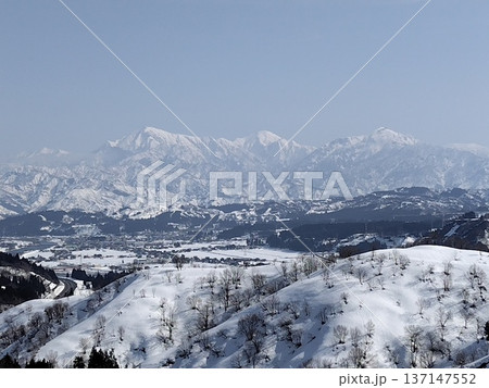 早春残雪の越後里山 越後三山雪景色 早春残雪の越後里山 越後三山雪景色 137147552