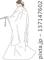 白無垢を着て扇を持つ女性 137147602