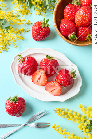 皿に盛り付けた福岡県産あまおう 137147654