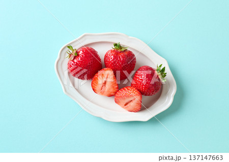 皿に盛り付けた福岡県産あまおう 137147663