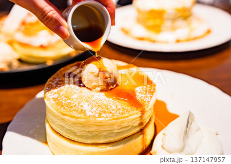 パンケーキ と シロップ 【 今 女性 に 大人気 流行 の スイーツ 】 137147957