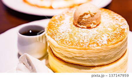 パンケーキ と シロップ 【 今 女性 に 大人気 流行 の スイーツ 】 137147959