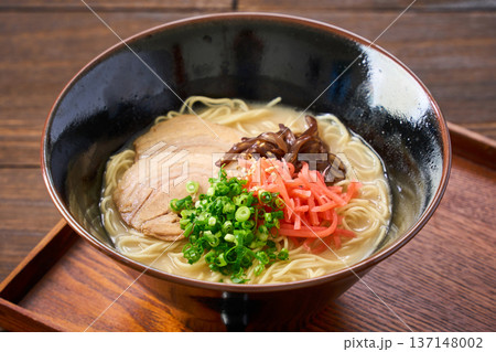 豚骨ラーメン チャーシューと紅生姜のトッピング 137148002
