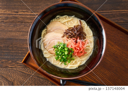 豚骨ラーメン チャーシューと紅生姜のトッピング 137148004