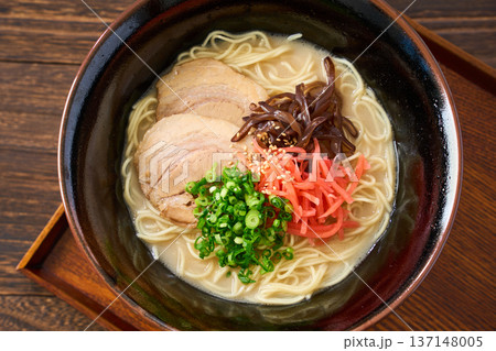 豚骨ラーメン チャーシューと紅生姜のトッピング 137148005