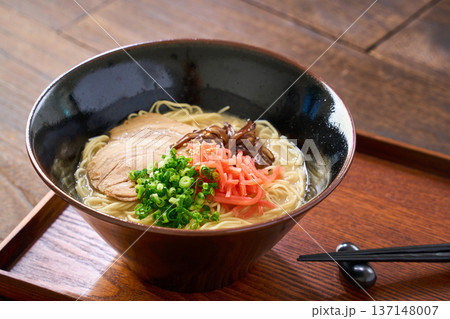 豚骨ラーメン チャーシューと紅生姜のトッピング 137148007