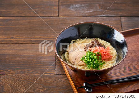 豚骨ラーメン チャーシューと紅生姜のトッピング 豚骨ラーメン チャーシューと紅生姜のトッピング 137148009