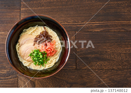 豚骨ラーメン チャーシューと紅生姜のトッピング 137148012