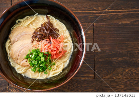 豚骨ラーメン チャーシューと紅生姜のトッピング 137148013