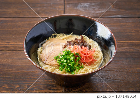 豚骨ラーメン チャーシューと紅生姜のトッピング 137148014