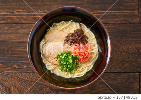 豚骨ラーメン チャーシューと紅生姜のトッピング 137148015