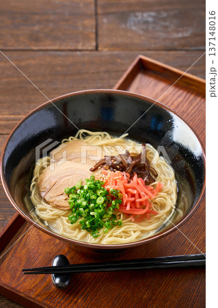 豚骨ラーメン チャーシューと紅生姜のトッピング 137148016