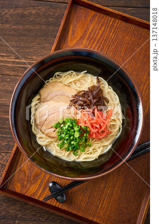 豚骨ラーメン チャーシューと紅生姜のトッピング 137148018