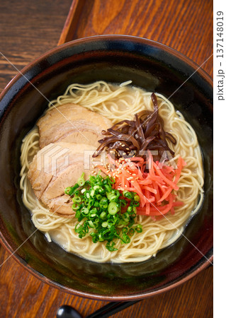 豚骨ラーメン チャーシューと紅生姜のトッピング 137148019