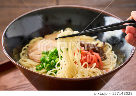 豚骨ラーメン チャーシューと紅生姜のトッピング 豚骨ラーメン チャーシューと紅生姜のトッピング 137148022
