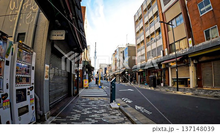 東京スカイツリーが見える下町の風景 東京スカイツリーが見える下町の風景 137148039