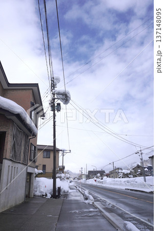 電柱に積もった雪の塊01 137148095
