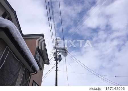 電柱に積もった雪の塊02 電柱に積もった雪の塊02 137148096