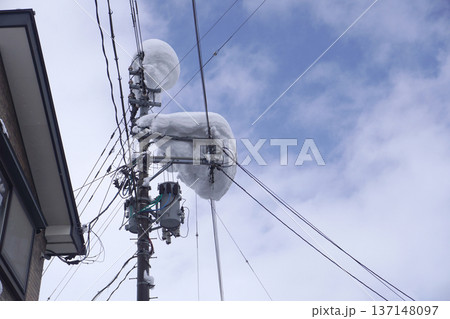 電柱に積もった雪の塊03 電柱に積もった雪の塊03 137148097