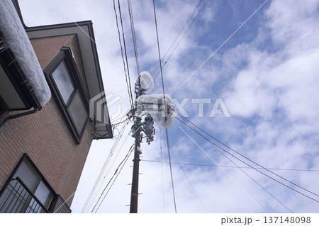 電柱に積もった雪の塊04 137148098