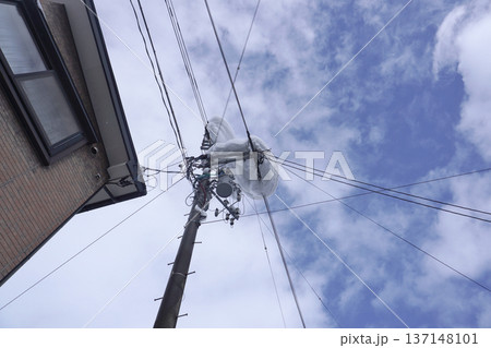 電柱に積もった雪の塊07 電柱に積もった雪の塊07 137148101