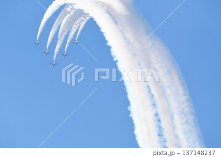 飛行するブルーインパルス 飛行するブルーインパルス 137148237