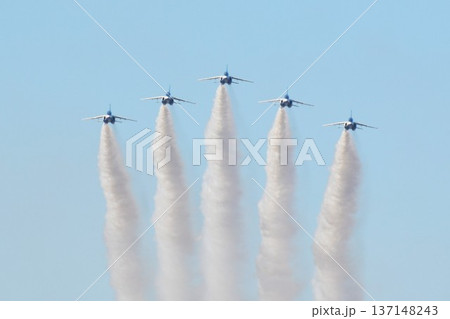 飛行するブルーインパルス 137148243