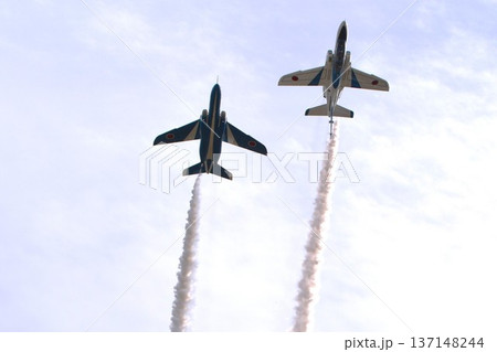 飛行するブルーインパルス 137148244