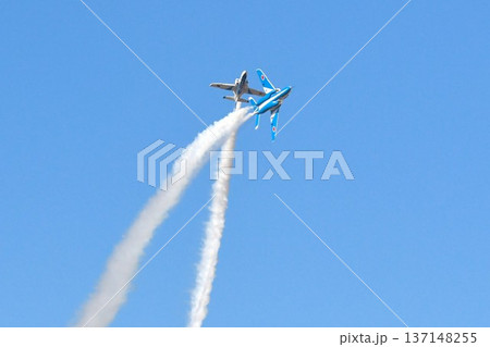 青空を飛行するブルーインパルス 137148255