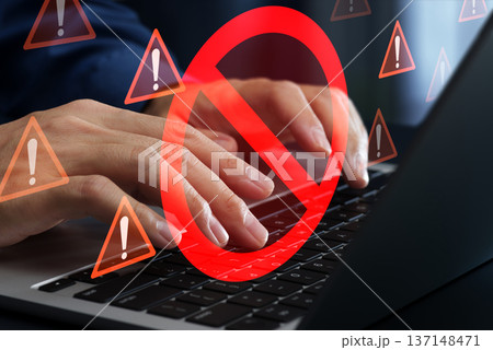 安全でない行動とコンプライアンス違反。禁止のサインと警告アイコン。セキュリティリスクと危険な行為。ノ 137148471